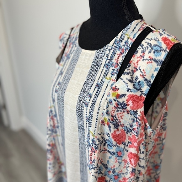 BCBGmaxAzria Multi Color Sleeveless Blouse (Medium) - Picture 3 of 9